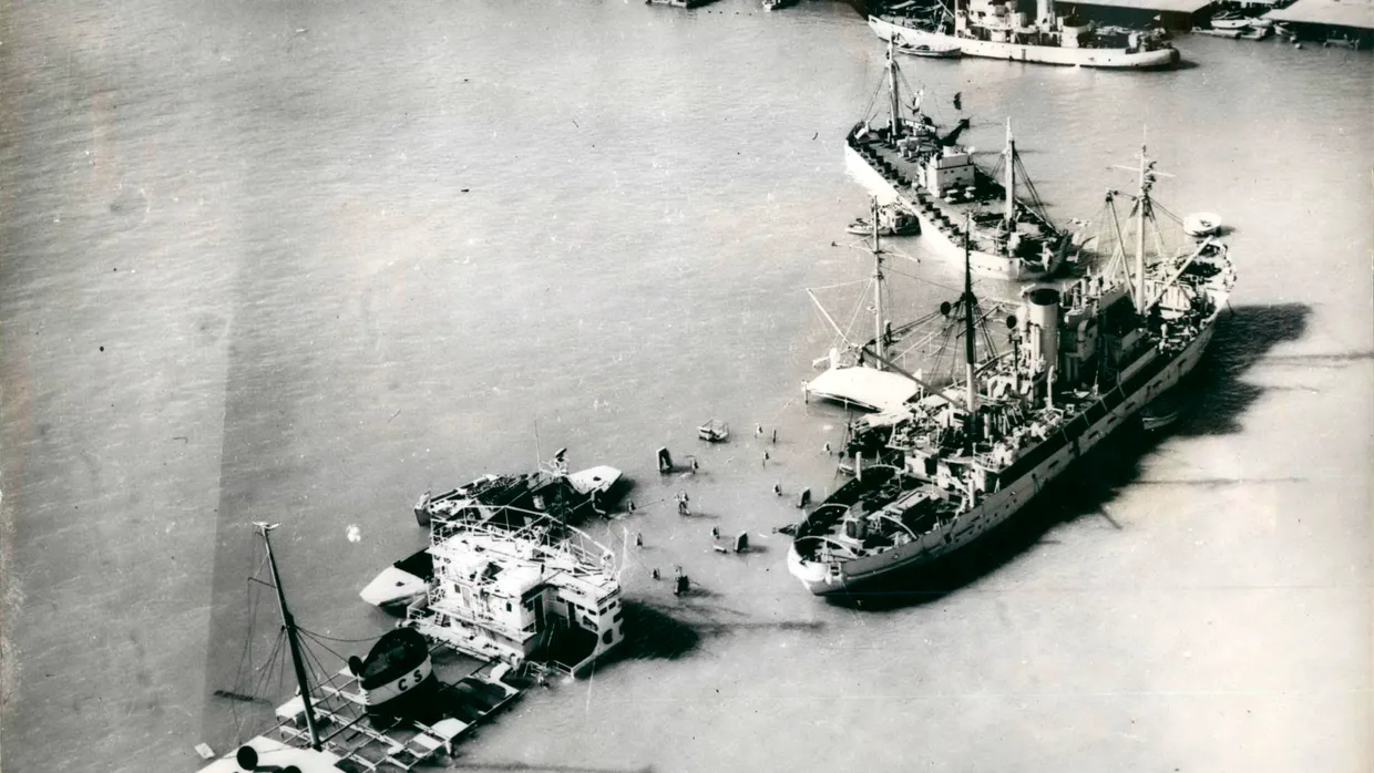 Ägypten versenkt im November 1956 Schiffe in der Einfahrt zum Suezkanal in Port Said, um den Kanal für die Angreifer zu blockieren. Hier sind Bergungsschiffe im Einsatz.