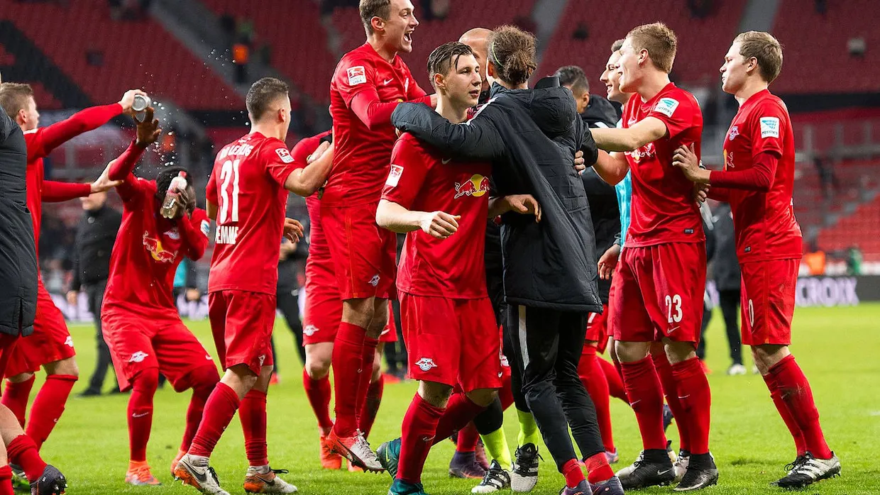 Die Leipziger Spieler feiern den Sieg nach der Partie gegen Bayer Leverkusen.