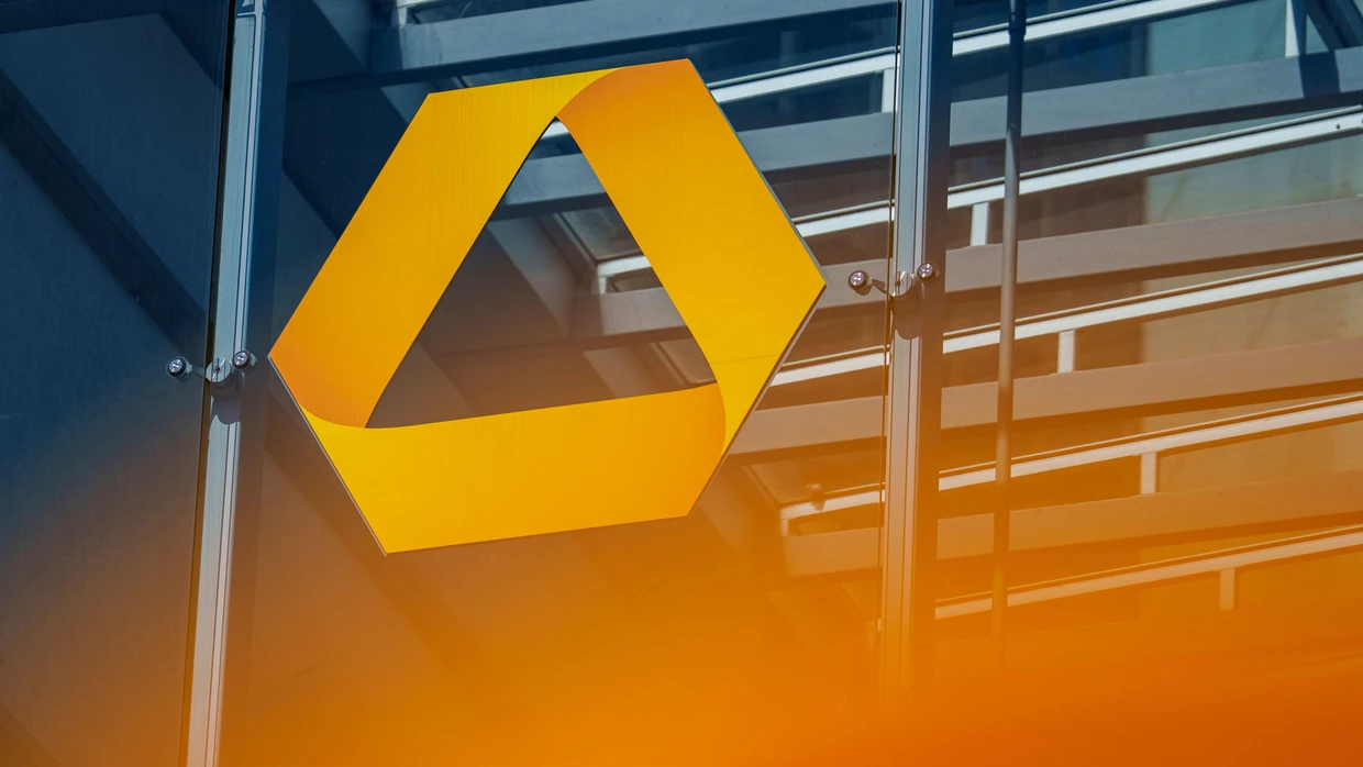 Das Logo der Commerzbank an der Außenfassade der Bankzentrale.