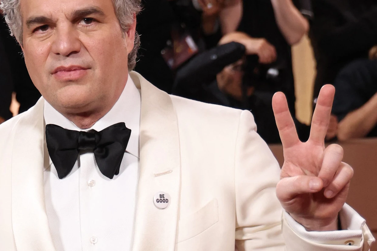 Mit einem Anstecker erinnerte Mark Ruffalo bei den Golden Globes an Renee Good, die von einem ICE-Agenten erschossen wurde.