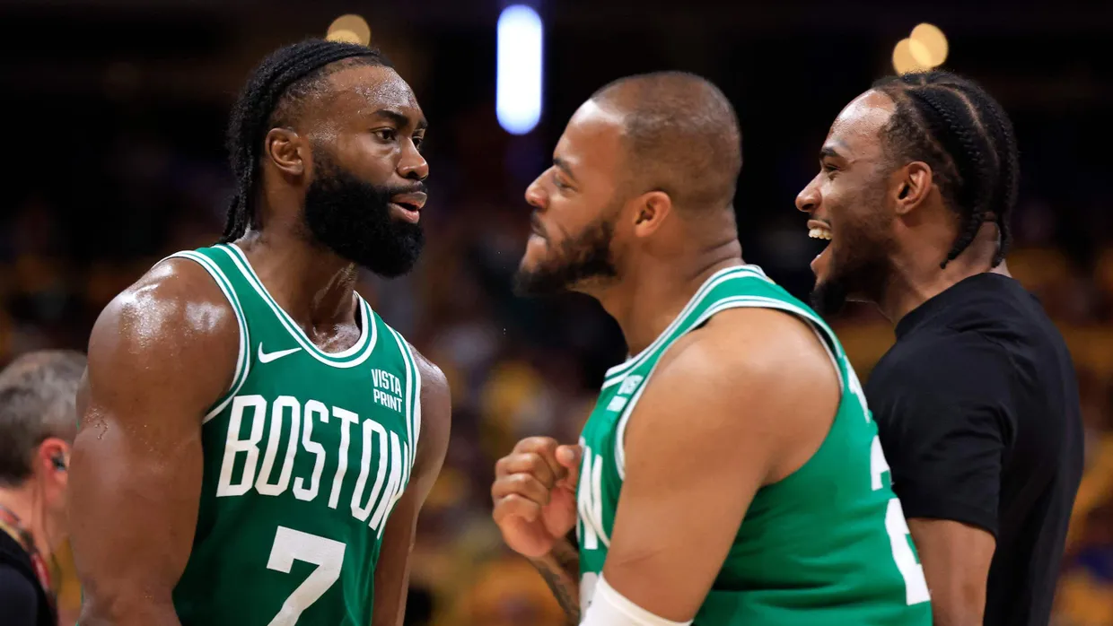„Tolle Jungs“: Jaylen Brown (l.), Xavier Tillman und Oshae Brissett (r.) feiern Bostons Erfolg in der Eastern Conference