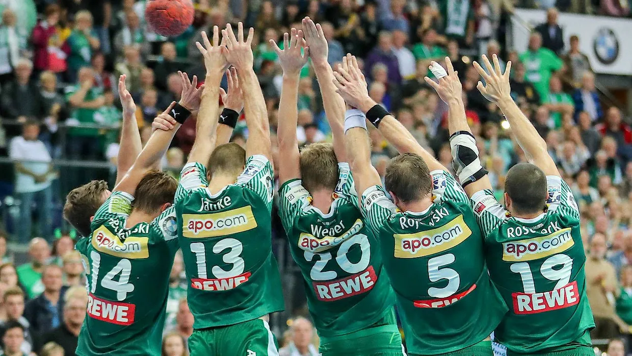 Maßgeblicher Wurf über die Mauer: Der Ball ging rein!