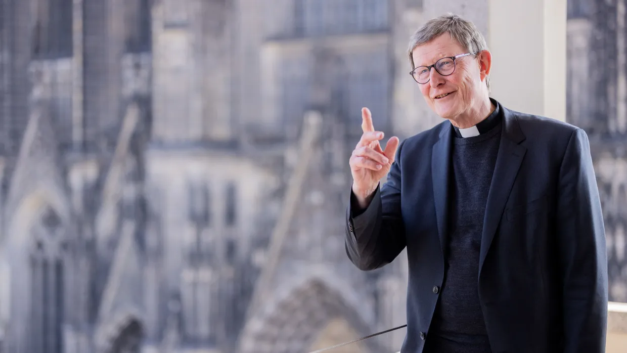 Mai 2022: Kardinal Rainer Maria Woelki, Erzbischof von Köln, steht nach einem Pressegespräch auf dem Balkon des Domforums.