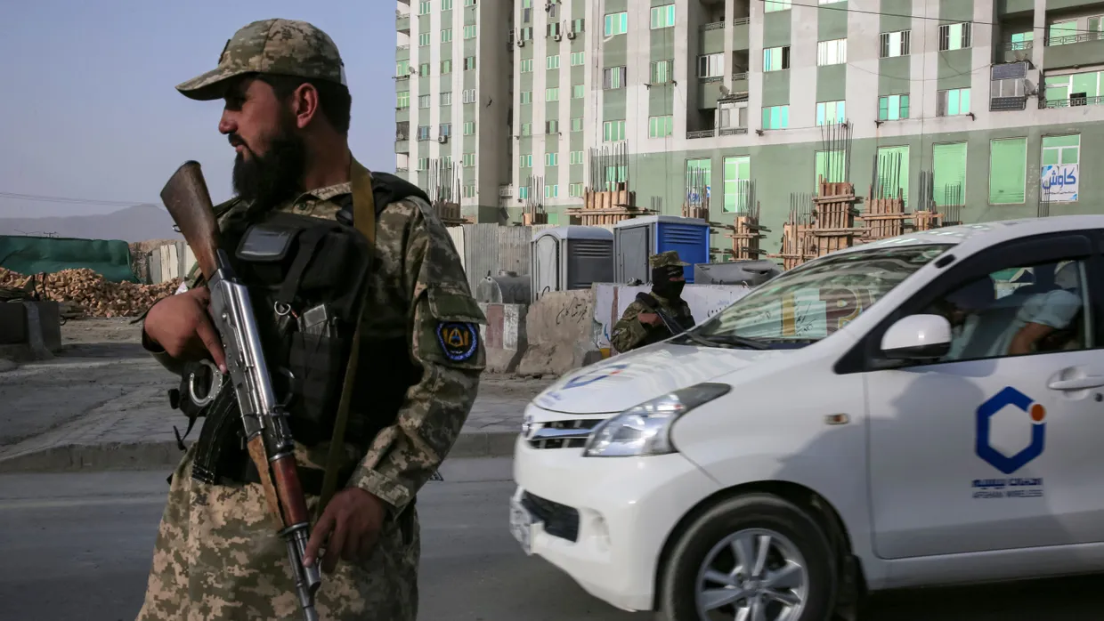 Ein Talib steht im August 2025 Wache in Kabul