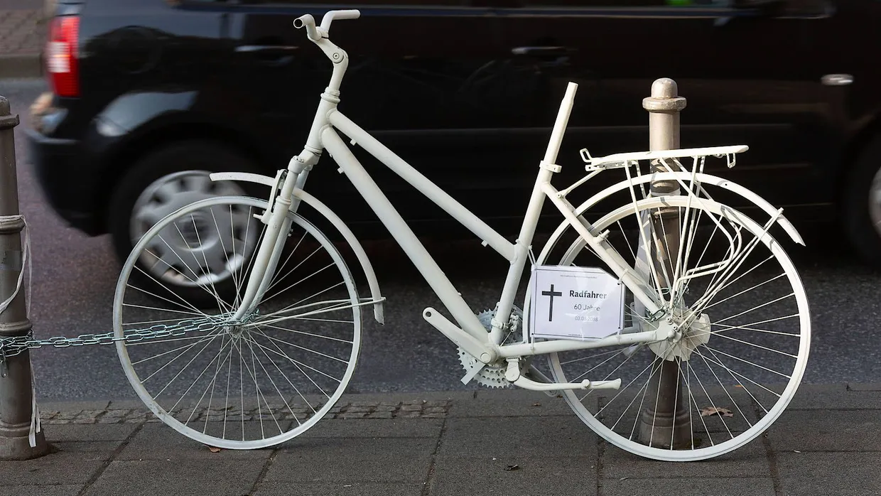 Mahnung: Das weiß gestrichene Rad beim AOK-Gebäude am Börneplatz erinnert an den verunglückten Radfahrer.