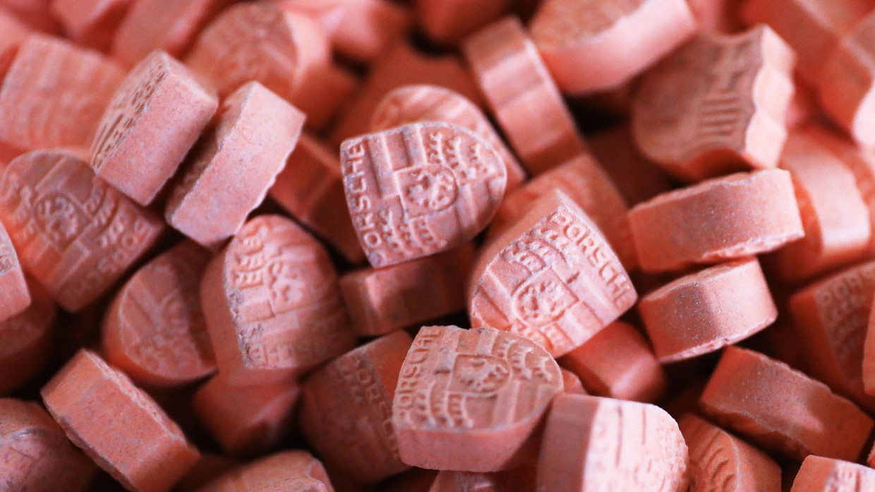 Solche „Ecstasy-Pillen“ mit dem Wirkstoff MDMA könnten in dem Drogenlabor in Den Haag hergestellt worden sein. (Symbolbild)