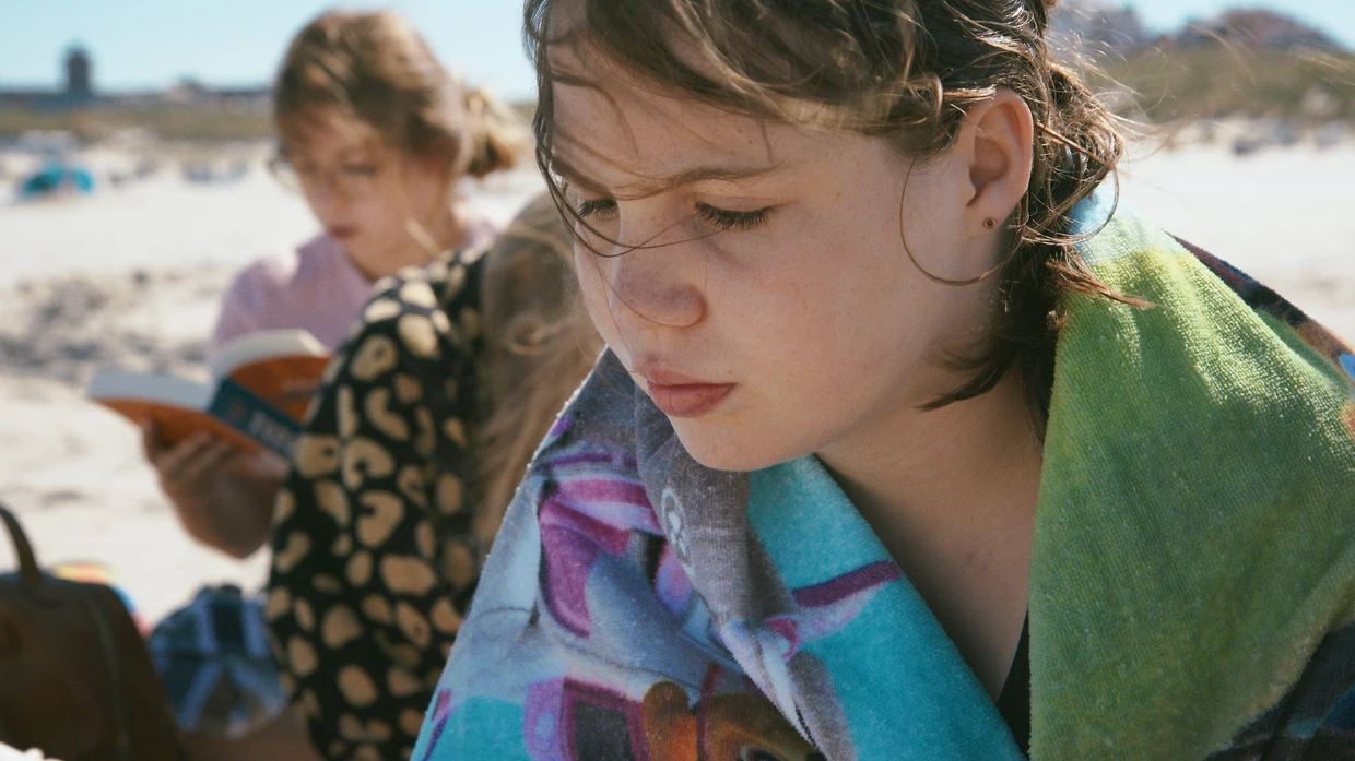 Die Mädchen in den Ferien am Strand. Szene aus „Das fast normale Leben“