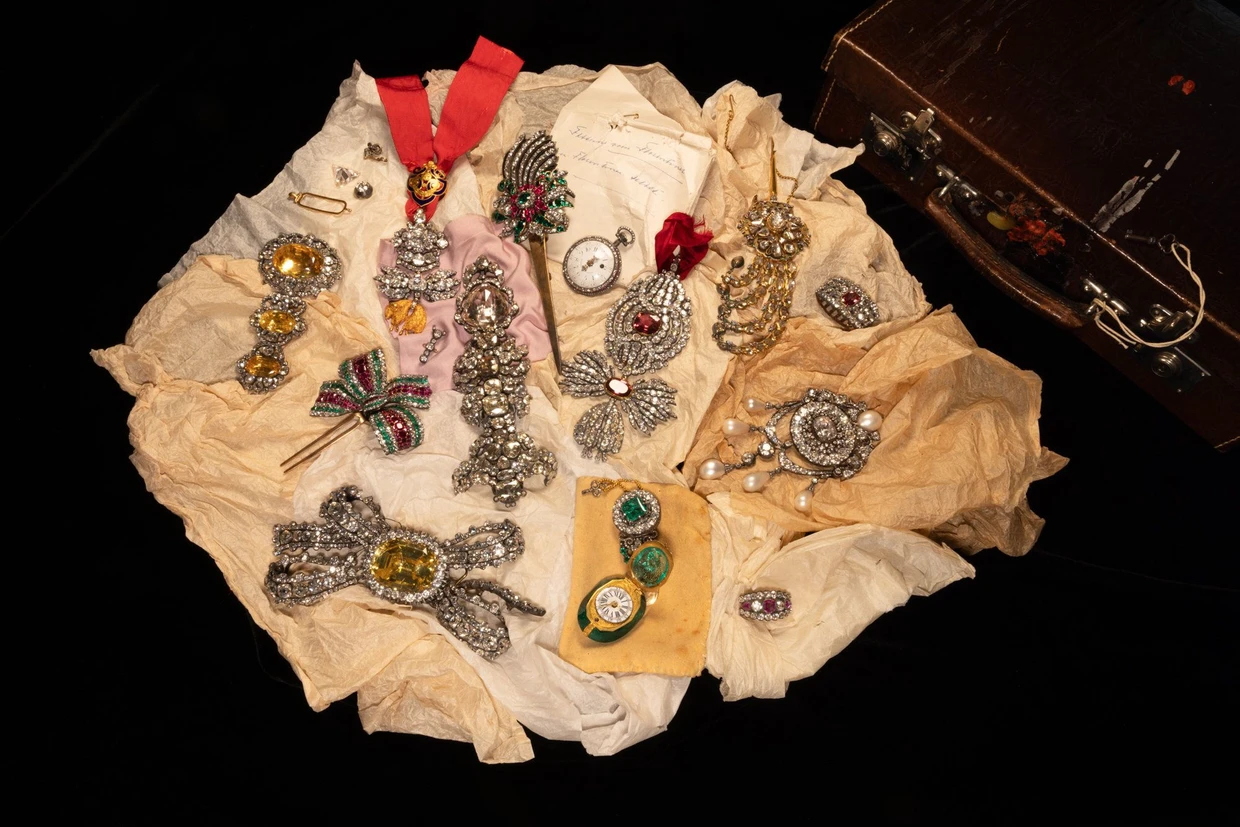 Aus dem Lederkoffer befreit: Die Schmuckstücke liegen bis auf Weiteres in Kanada.