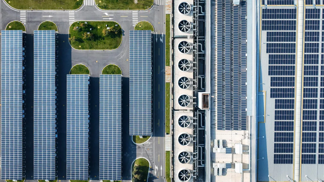 Blick auf eine Solarfabrik in Yinchuan in der chinesischen Ningxia-Provinz