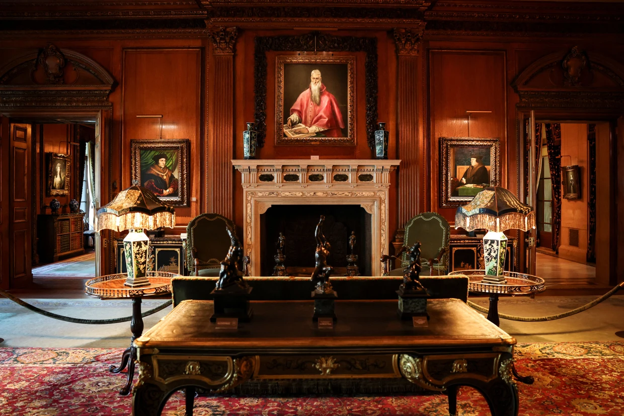 Links vom Kamin hängt Thomas Morus, rechts Thomas Cromwell, so wie sie Hans Holbein der Jüngere gemalt hat.