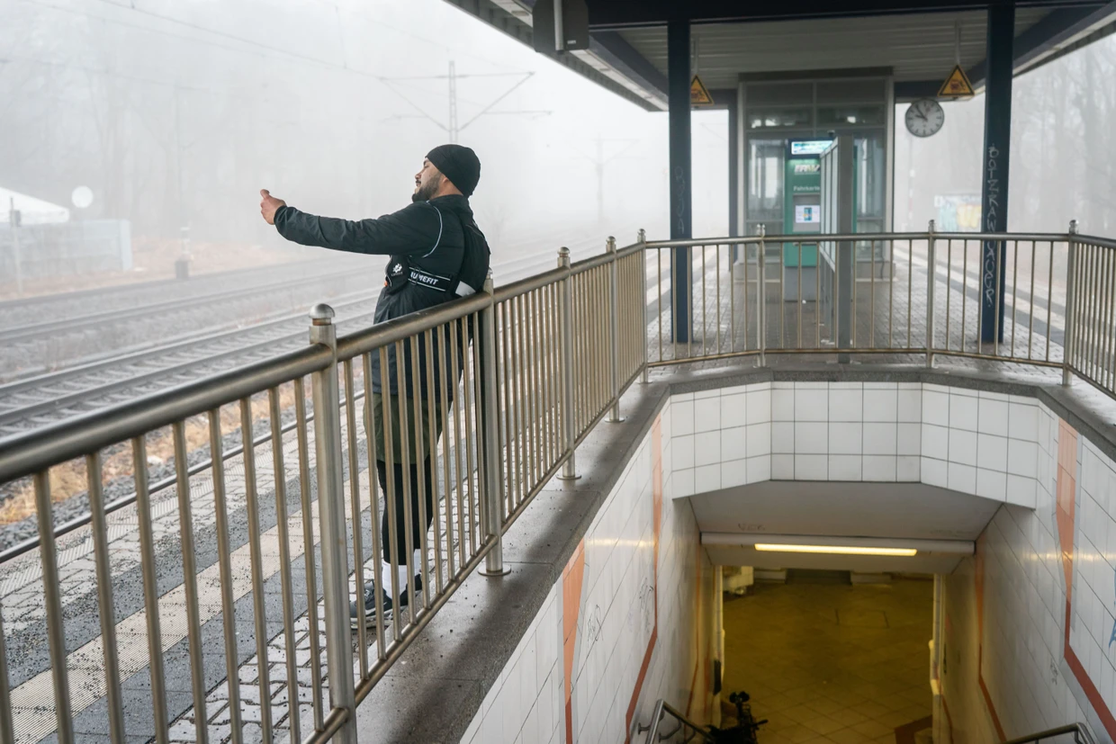 Erinnerungsfoto: An jedem S-Bahnhof nimmt Jose Gutierrez ein Selfie auf.