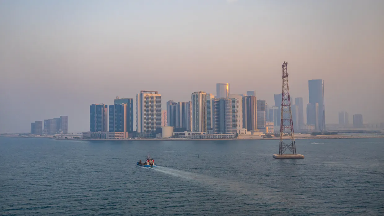 Vereinigte Arabische Emirate: Die Hochhäuser der Skyline von Abu Dhabi im August 2023