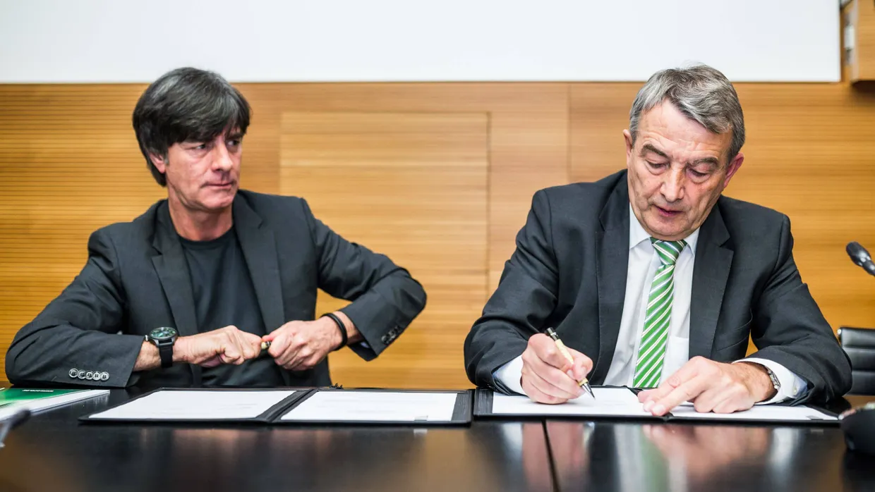 Im März unterschrieb Bundestrainer Joachim Löw (links) mit DFB-Chef Wolfgang Niersbach einen Vertrag bis 2018.