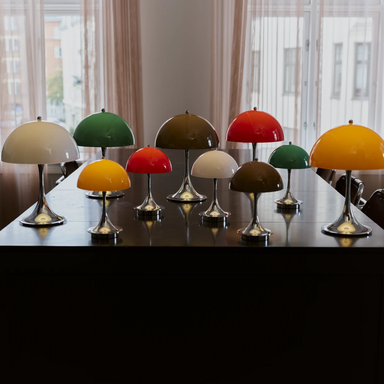 Zu Pantons 100. Geburtstag: Louis Poulsen legt die Panthella-Leuchte in fünf verschiedenen Opal-Farbtönen neu auf.