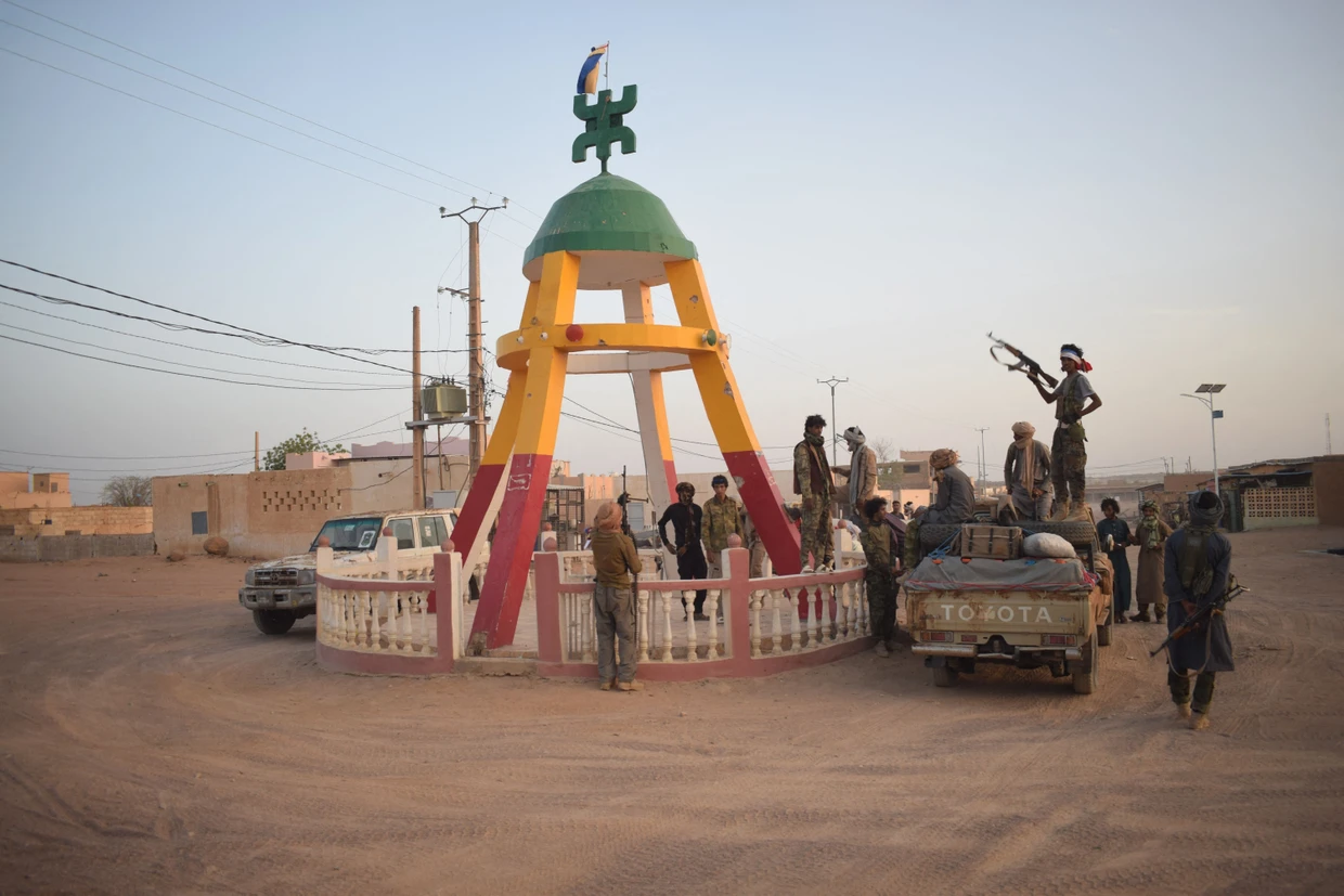 Tuareg-Rebellen versammeln sich am vergangenen Sonntag am Kreisverkehr in Kidal.