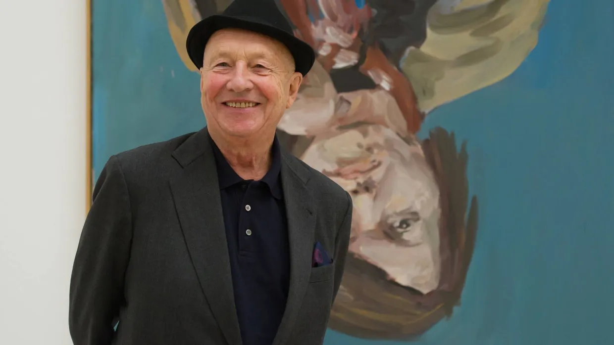 Georg Baselitz vor seinem Porträt „Elke 1“ im Haus der Kunst in München.