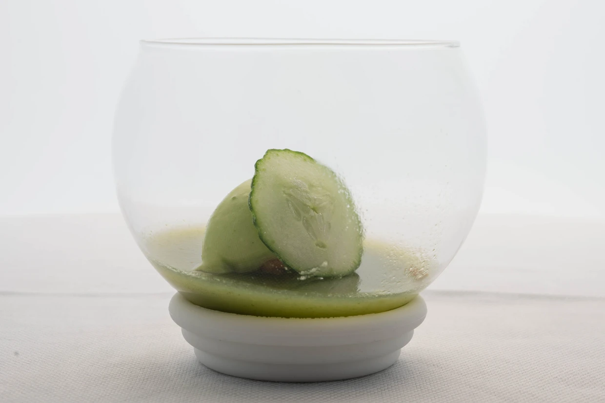 Sein Gericht Gelo di Cetriolo, ein Gurkensorbet, hat Carmelo Greco mit Gurkenessig von Gegenbauer abgeschmeckt, ein aufwendiges Produkt, weil Gurken ja nahezu keinen eigenen Fruchtzucker enthalten.