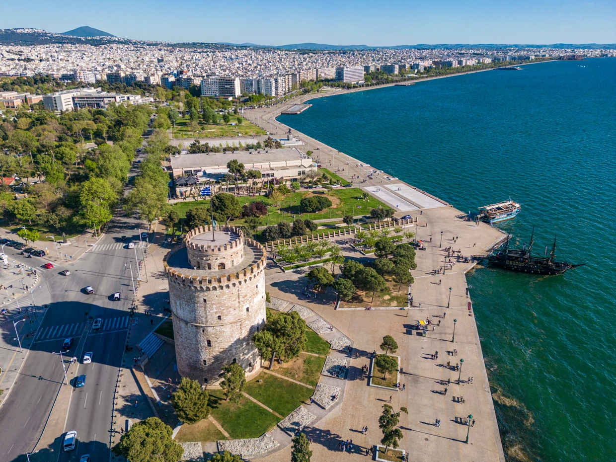 Baudenkmal und Museum: der Weiße Turm an der Promenade von Thessaloniki