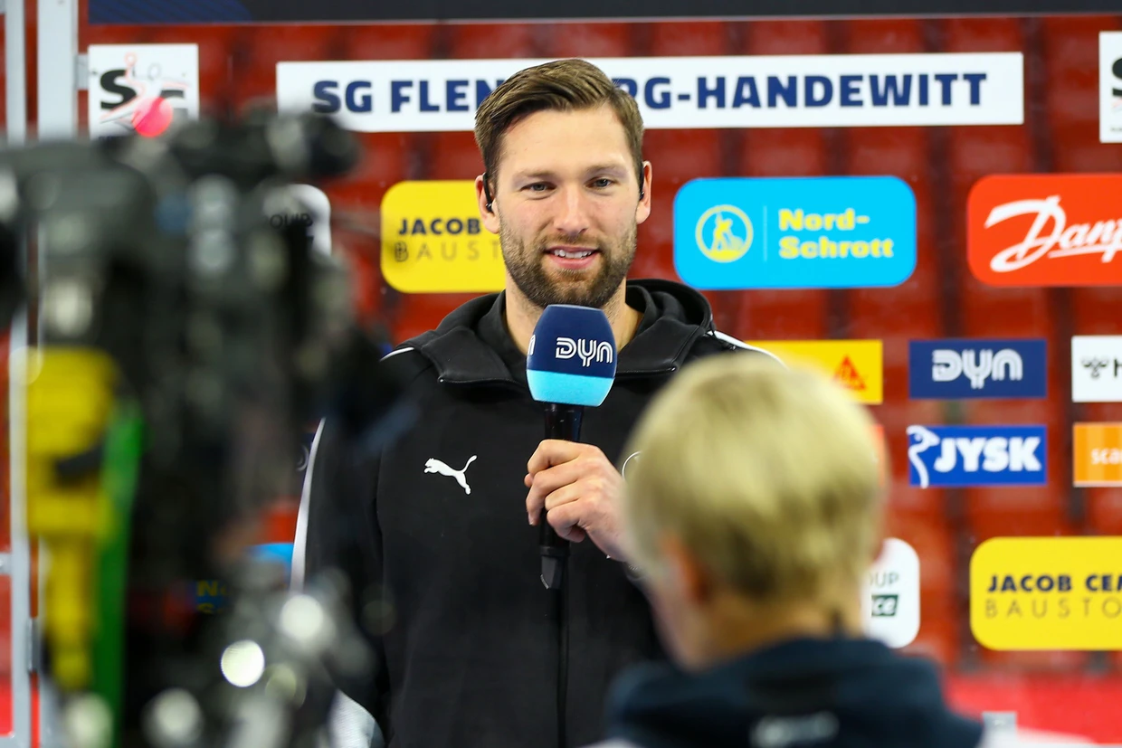 Häppchenweise Handball gefordert: Harald Reinkind (THW Kiel) beim Interview mit DYN