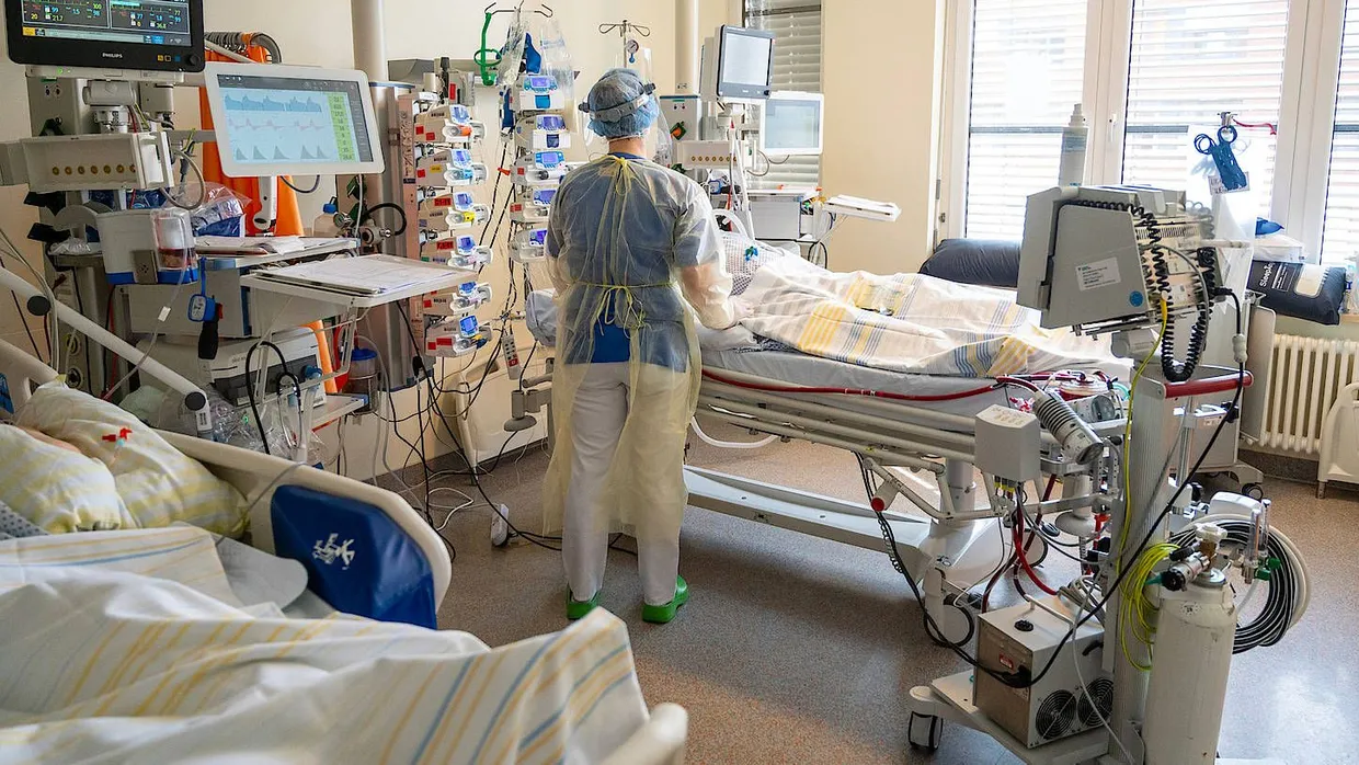In einem Zimmer auf der Intensivstation eines Berliner Krankenhauses wird ein Patient mit einem schweren Covid-19 Krankheitsverlauf behandelt.