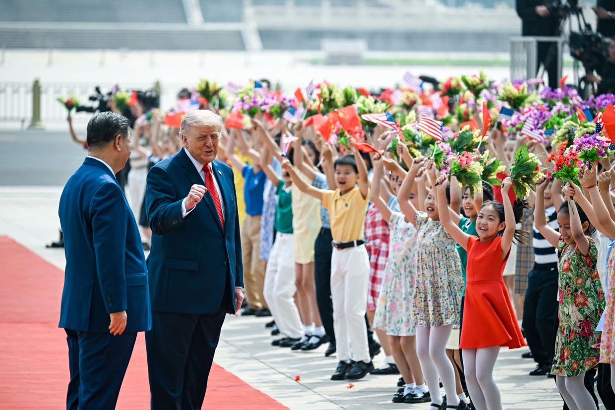 Kinder jubeln Trump und Xi während der Begrüßungszeremonie vor der Großen Halle des Volkes zu.