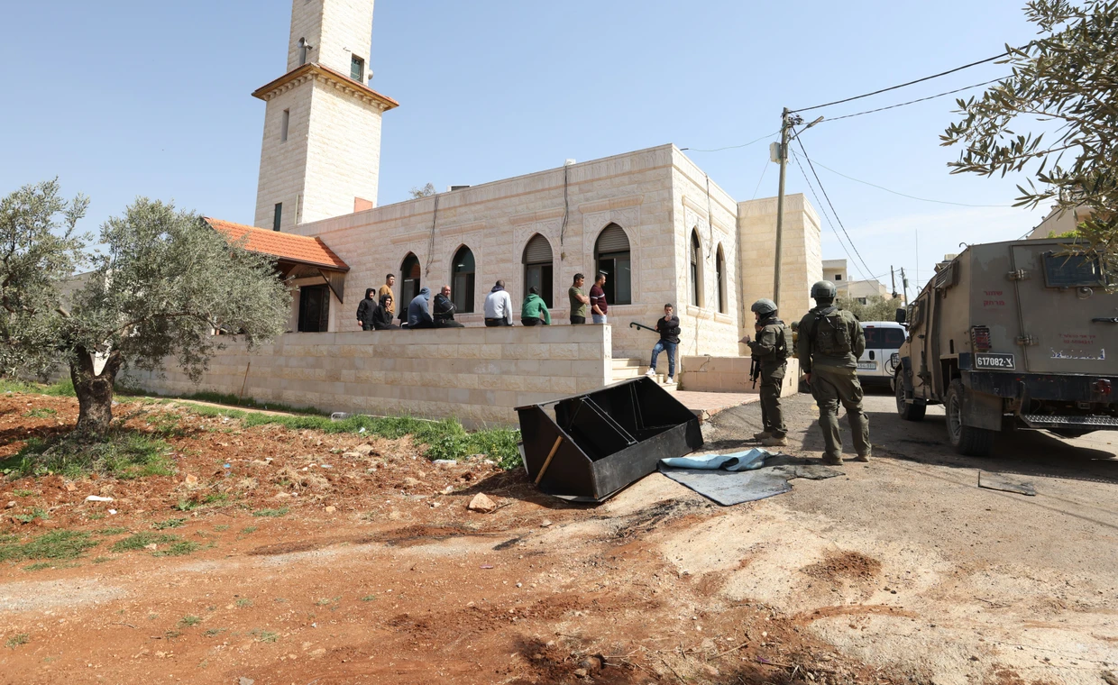 Die israelische Armee am 12. März im Dorf Duma im Westjordanland. Kurz zuvor hatten Siedler dort den Eingang einer Moschee im in Brand gesetzt und die Wände mit Graffiti beschmiert.