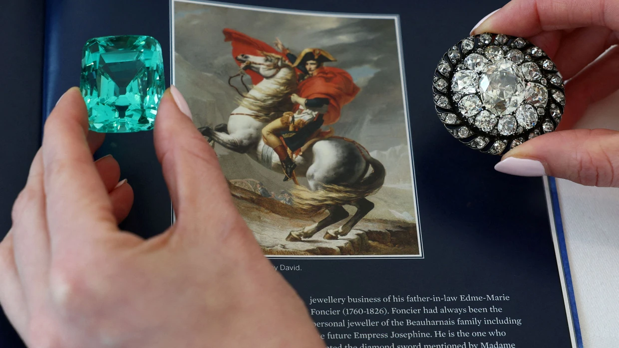 Die mit Diamanten besetzte Brosche Napoleons erzielte bei der Versteigerung in Genf eine Rekordsumme von 3,79 Millionen Euro.