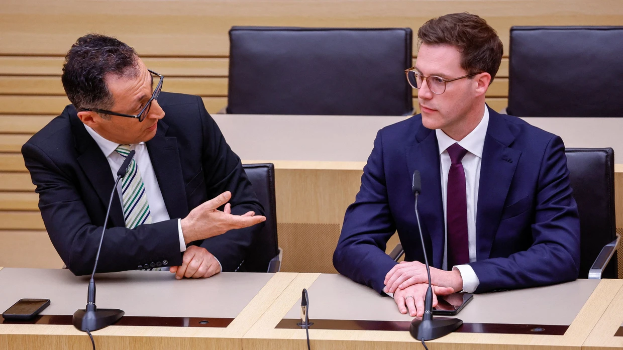 Cem Özdemir und Manuel Hagel in der Landespressekonferenz im Stuttgarter Landtag am Wahlabend