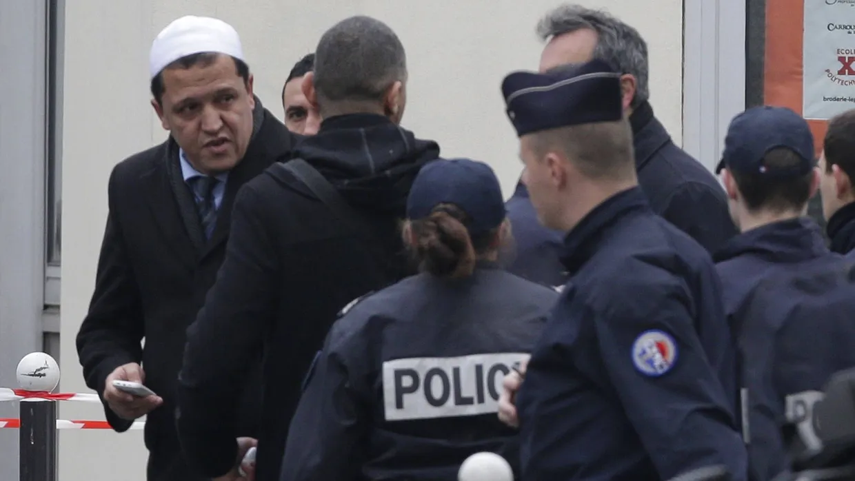 Unter Polizeischutz: der französische Imam Hassen Chalghoumi (links) am Mittwoch bei der Ankunft am Tatort in Paris