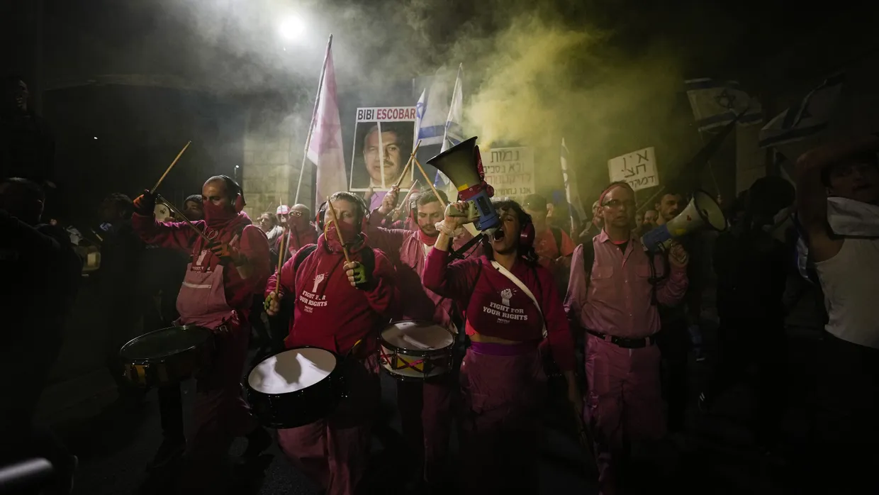 Israelis beim Protest gegen die Justizreform der Regierung Netanjahu nahe der Knesset