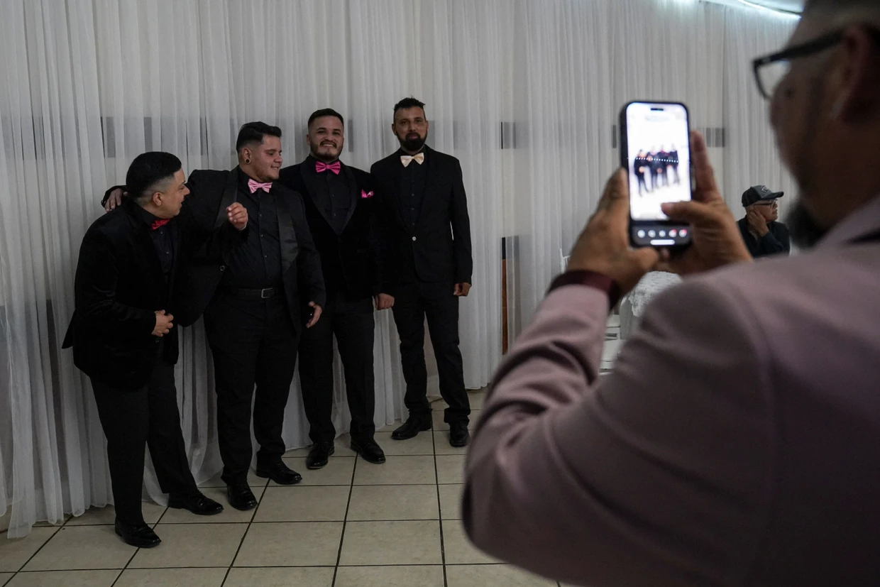 De izquierda a derecha: Valentín Terrazas, Nicolás Hurtado, Jorge L. Euceda y Jorge Soto, todos chambelanes, asistentes masculinos tradicionales, posan para una fotografía en un salón de baile en Houston, Texas, EE. UU., el 14 de mayo de 2025.