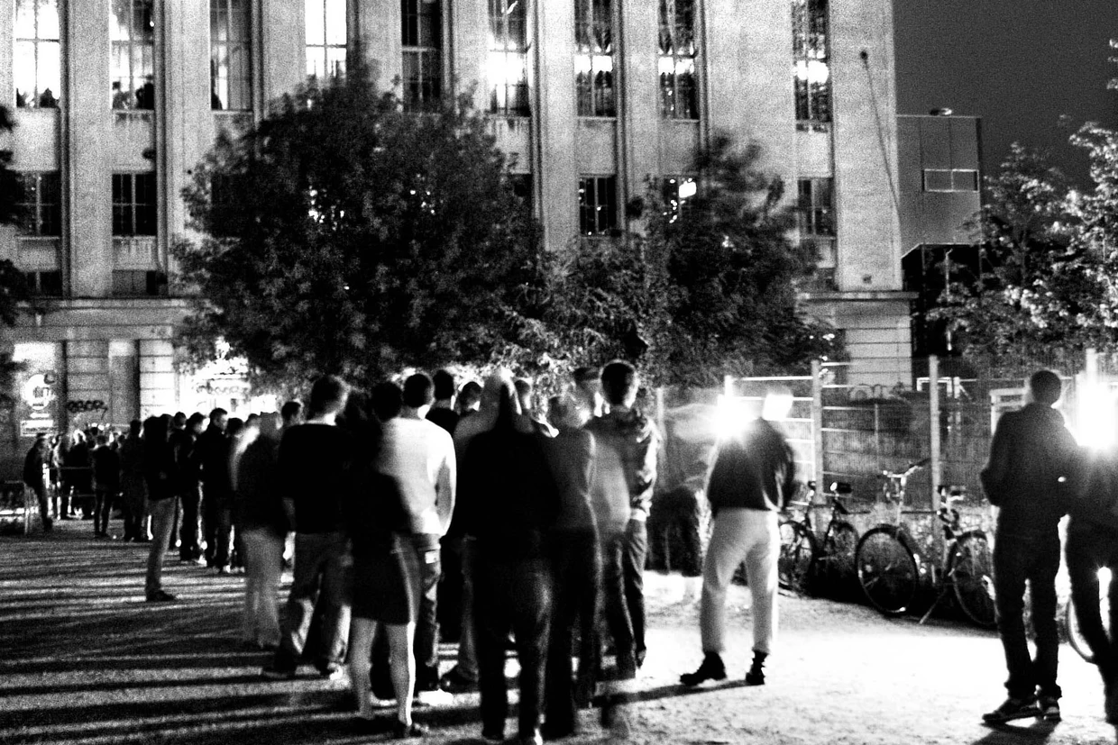 Der Club „Berghain“ in Berlin-Friedrichshain: Besucherschlange um 2 Uhr morgens.