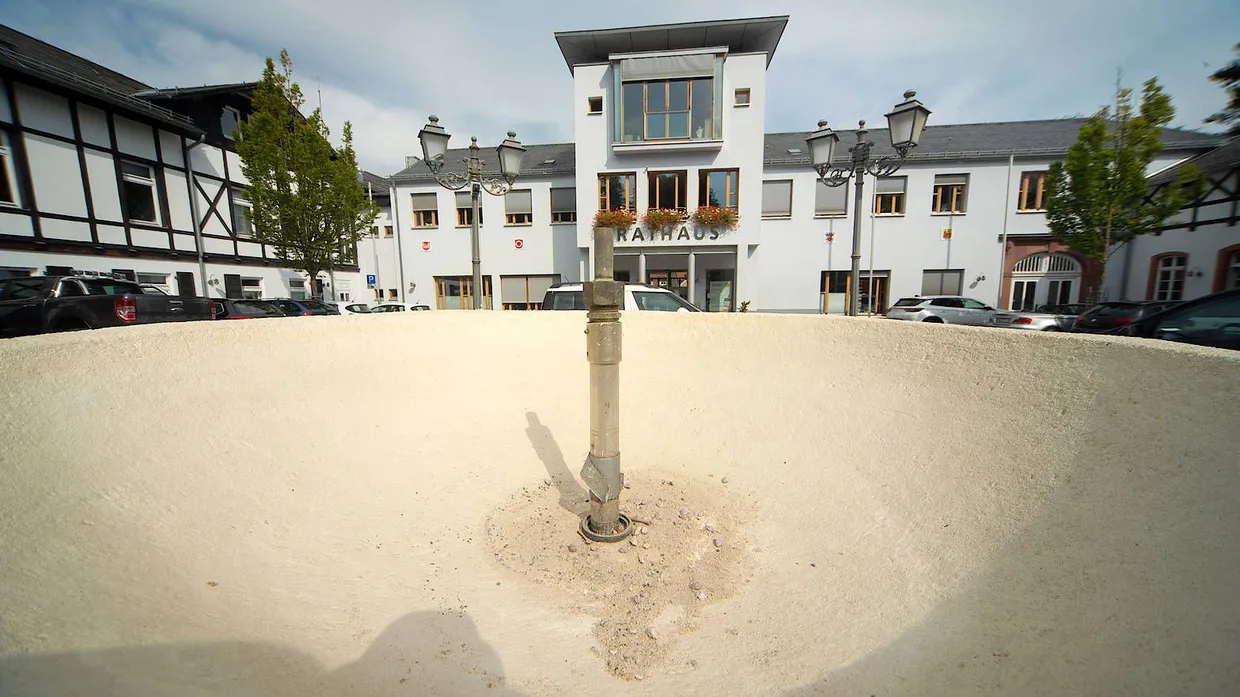 Sparsam: Aus Wassermangel ist der Brunnen vor dem Königsteiner Rathaus abgeschaltet.