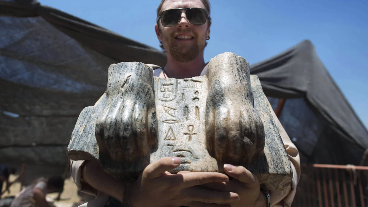 Pharao Menkaure schützte vor mehr als viertausend Jahren seine Augen mit einem Lidstrich aus Nilschlamm. Sein Wiederentdecker tut’s mit Sonnenbrille. Der Sphinx, deren Reste er stolz präsentiert, dürfte beides gleichgültig sein.