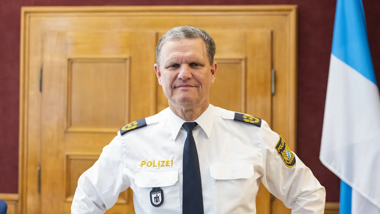„Kriminelle Clans wie in Berlin gibt es bei uns nicht“: Polizeipräsident Thomas Hampel in seinem Büro.