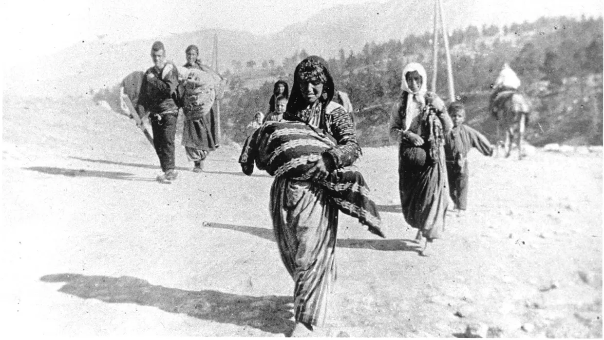 Todesmarsch: Eine armenische Familie in der syrischen Wüste, aufgenommen von einem deutschen Offizier.