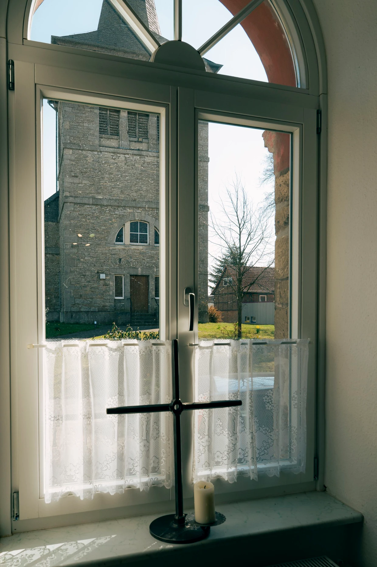 Blick aus dem Fenster des Gemeindehauses auf die Marienkirche in Groß Dahlum