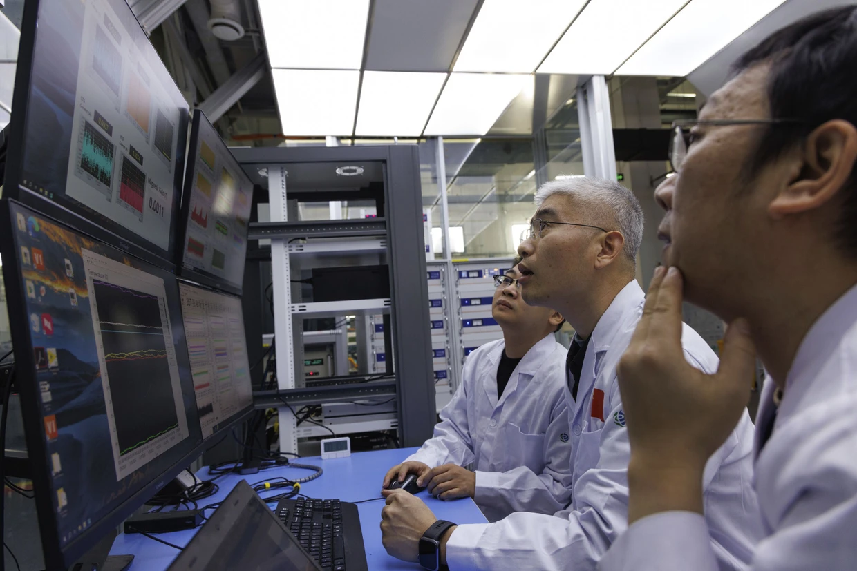 Heiß ersehnte Kälte: Chinesische Forscher während des Überwachens der für Quantentechnik nötigen Tiefsttemparatur