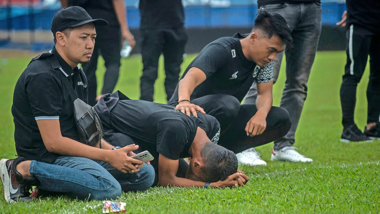 Noch immer fassungslos: Spieler des Arema FC trauern am Montag im Stadion.