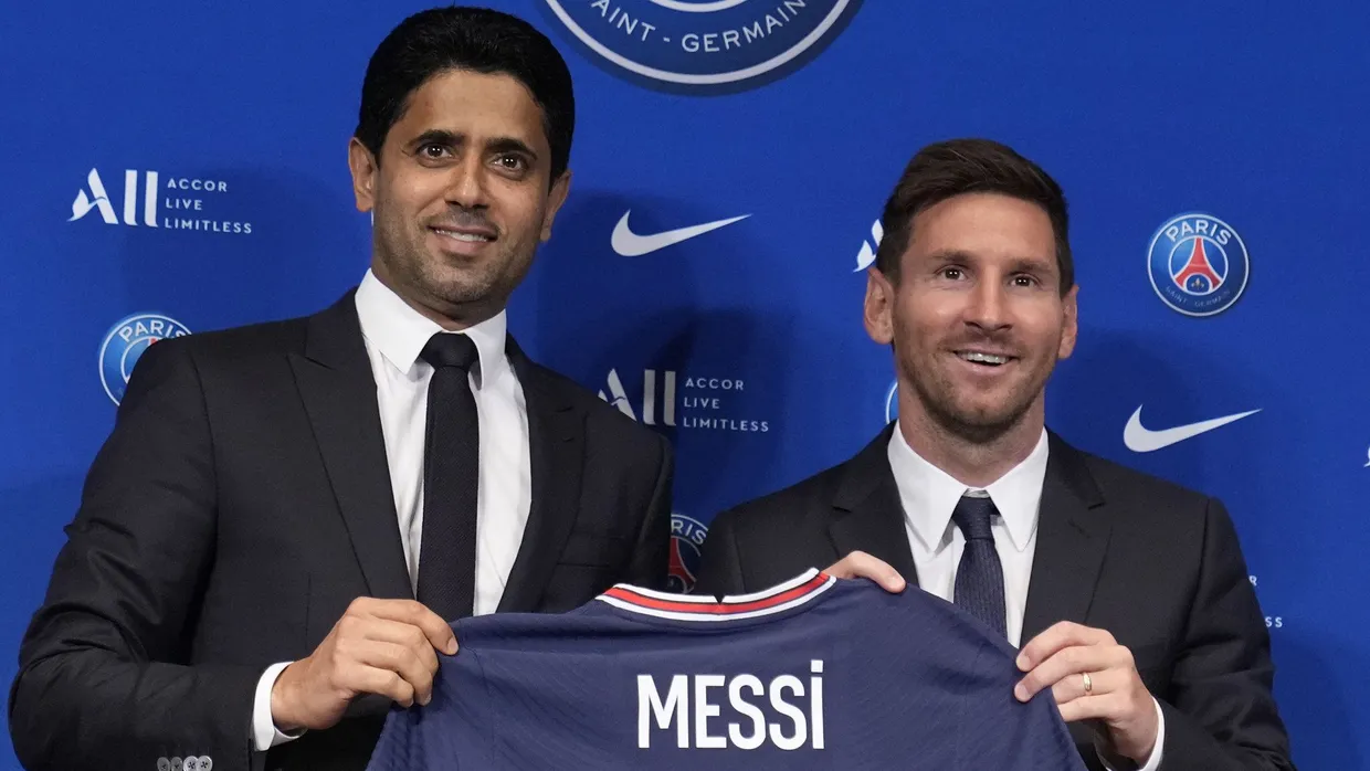 Nasser el Khelaifi (links, mit Lionel Messi), Präsident von Paris St. Germain, setzt sich für finanzielle Freiheiten der Klubs ein.