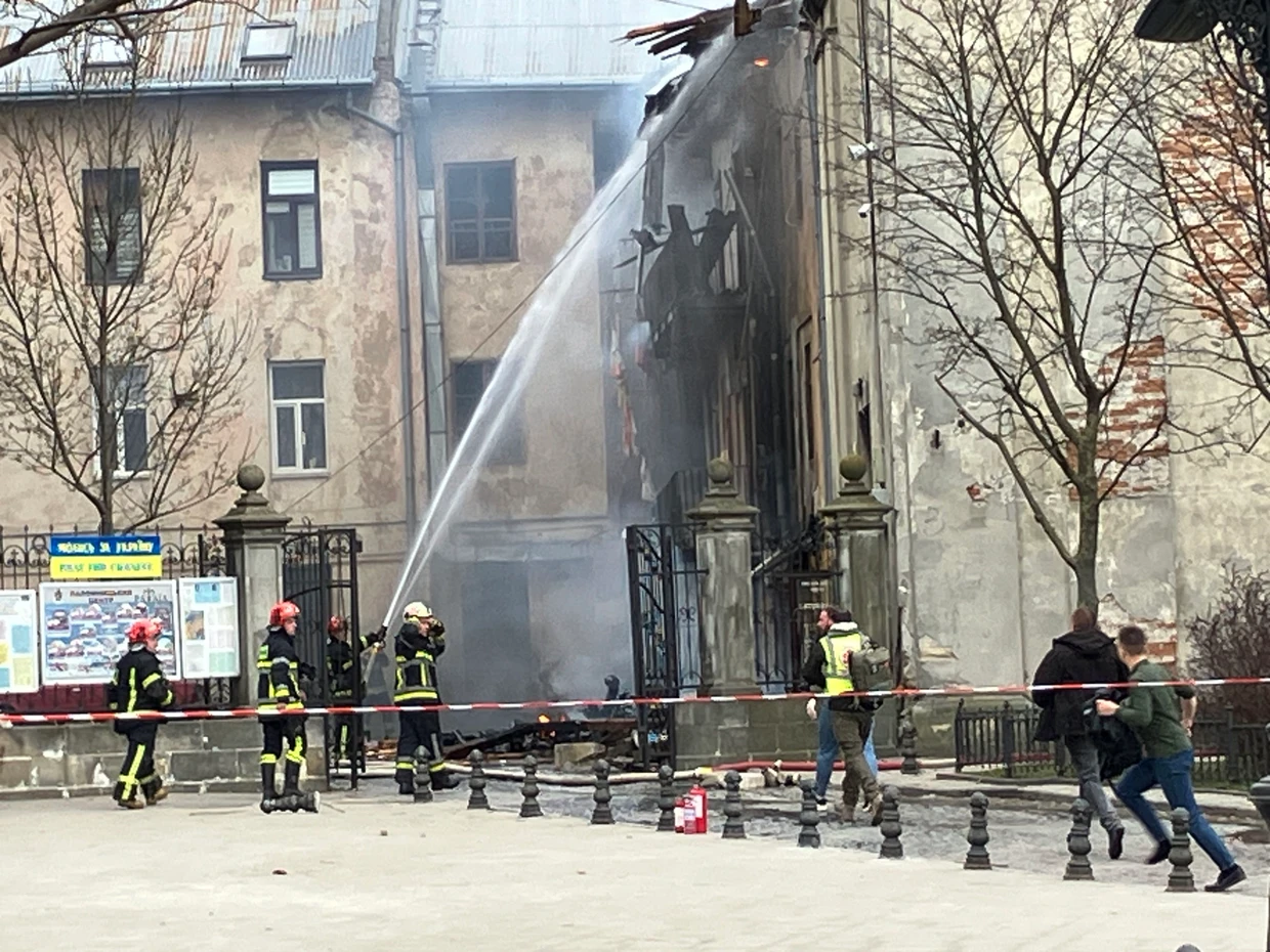 Löscharbeiten nach dem Einschlag