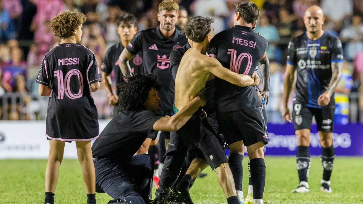 Bodyguard hält Fan hält Messi: Skurille Szenen bei einem Testspiel in Puerto Rico.