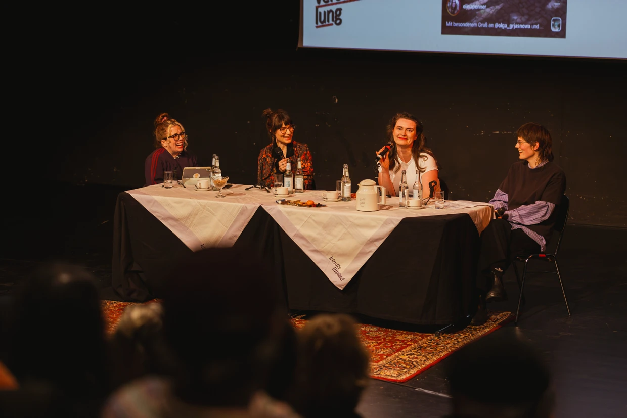 „Betriebsversammlung“ in Köln: Ninia LaGrande, Rebekka Endler, Elina Penner und Svenja Gräfen diskutieren über Freiheiten und Zwänge der Selbstvermarktung im Literaturbetrieb.