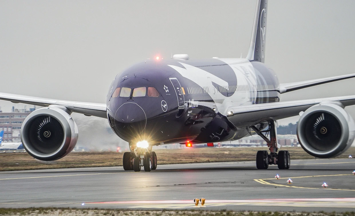 Die Boeing 787 mit „100 Jahre Kranich“-Sonderlackierung ist gelandet.
