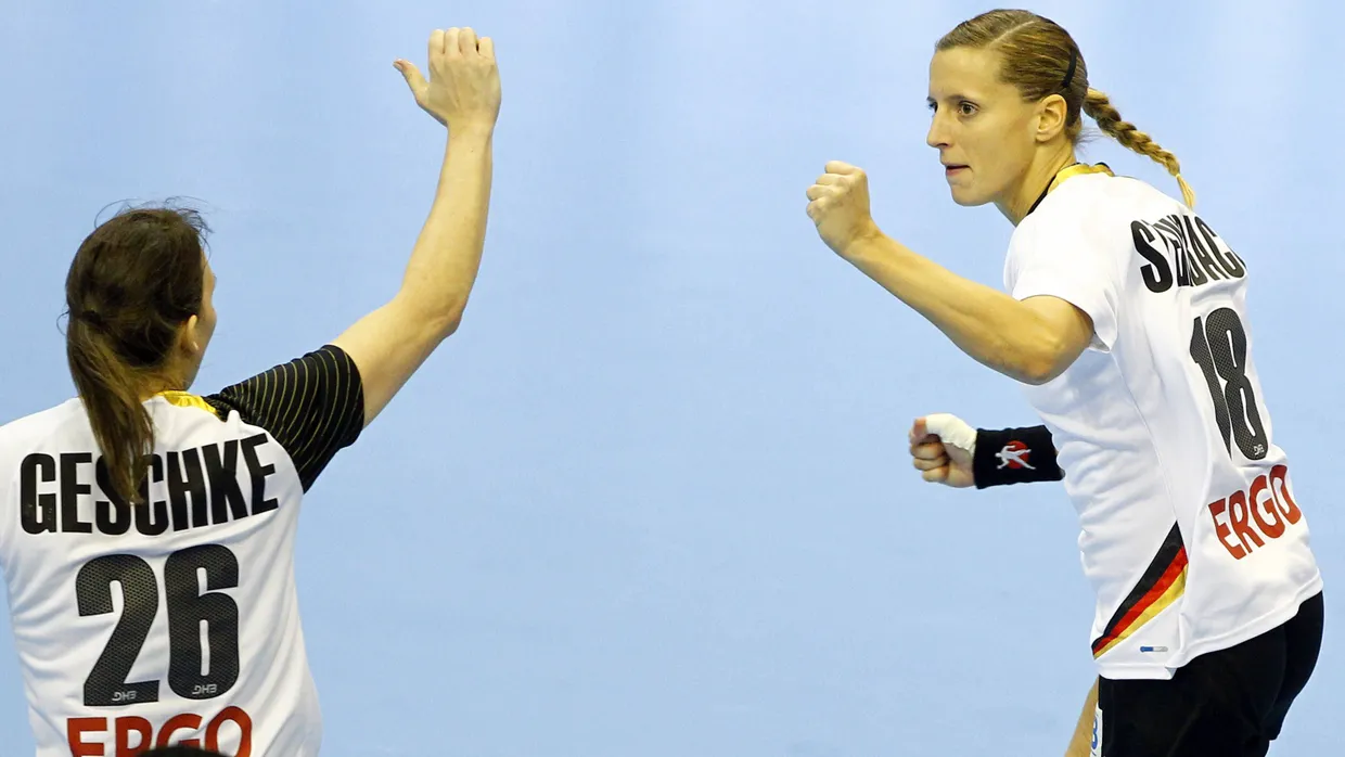 Auf Kurs: Die deutschen Handball-Frauen Angie Geschake (l.) and Laura Steinbach stehen im WM-Viertelfinale