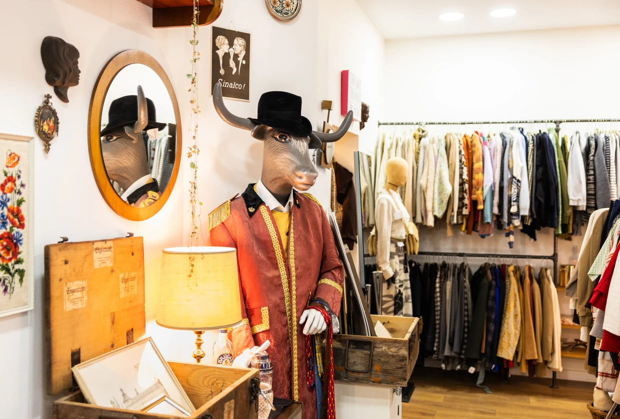 Im „Wiesen Vintage“ in Frankfurt können Kundinnen und Kunden vor allem Möbel und Mode kaufen.