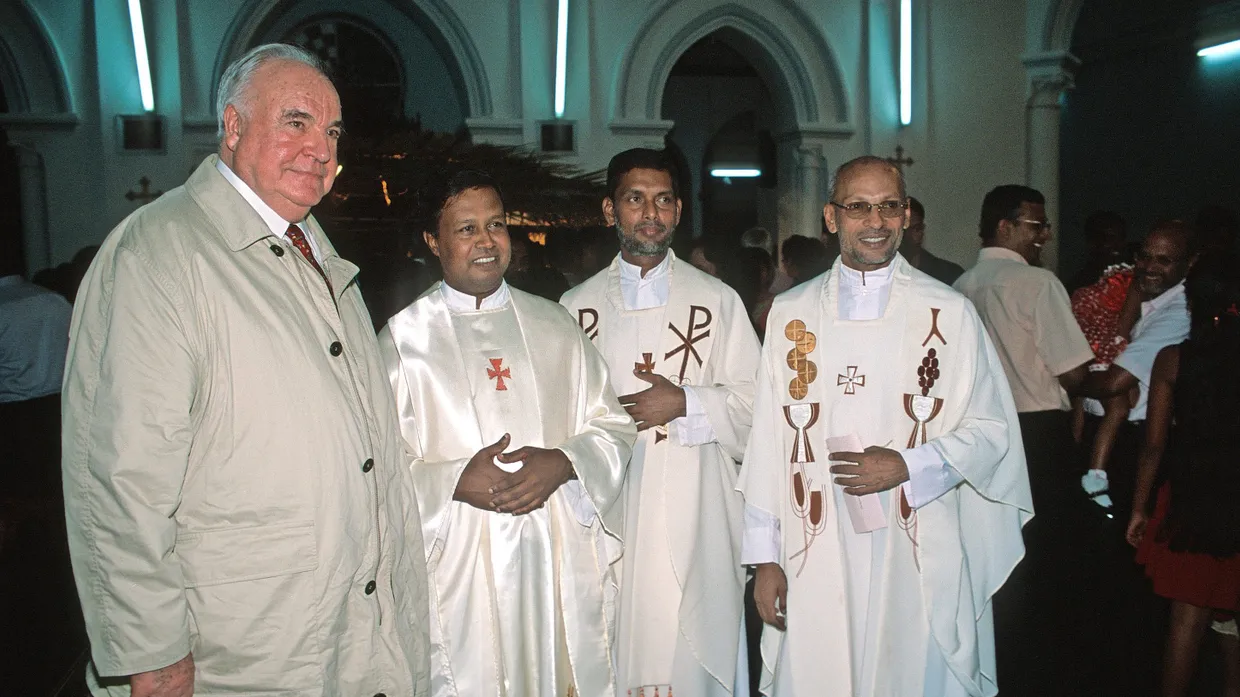 Zwei Tage vor der Katastrophe lässt sich Helmut Kohl neben Priester Bede Nihal de Silva in der Kathedrale von Galle fotografieren.