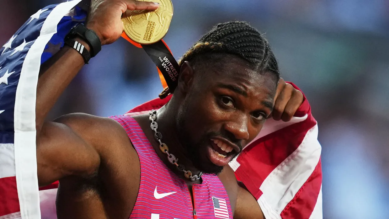 Noah Lyles jubelt mit seiner Goldmedaille.