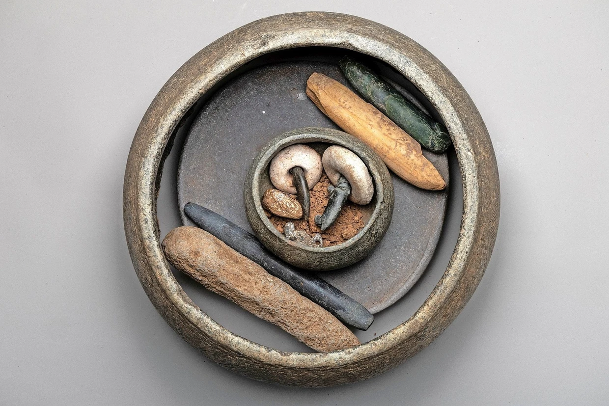 Werkzeuge und Tierskulpturen: Steingefäß mit Inhalt aus Karahan Tepe