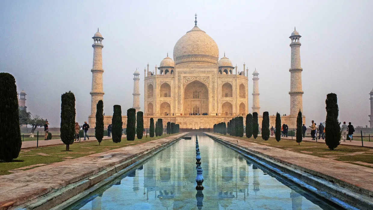 Der schönste Liebesbeweis, der jemals gebaut wurde: das 1648 fertiggestellte Mausoleum, das Großmogul Shah Jahan für seine geliebte Frau Mumtaz Mahal in Agra errichten ließ.
